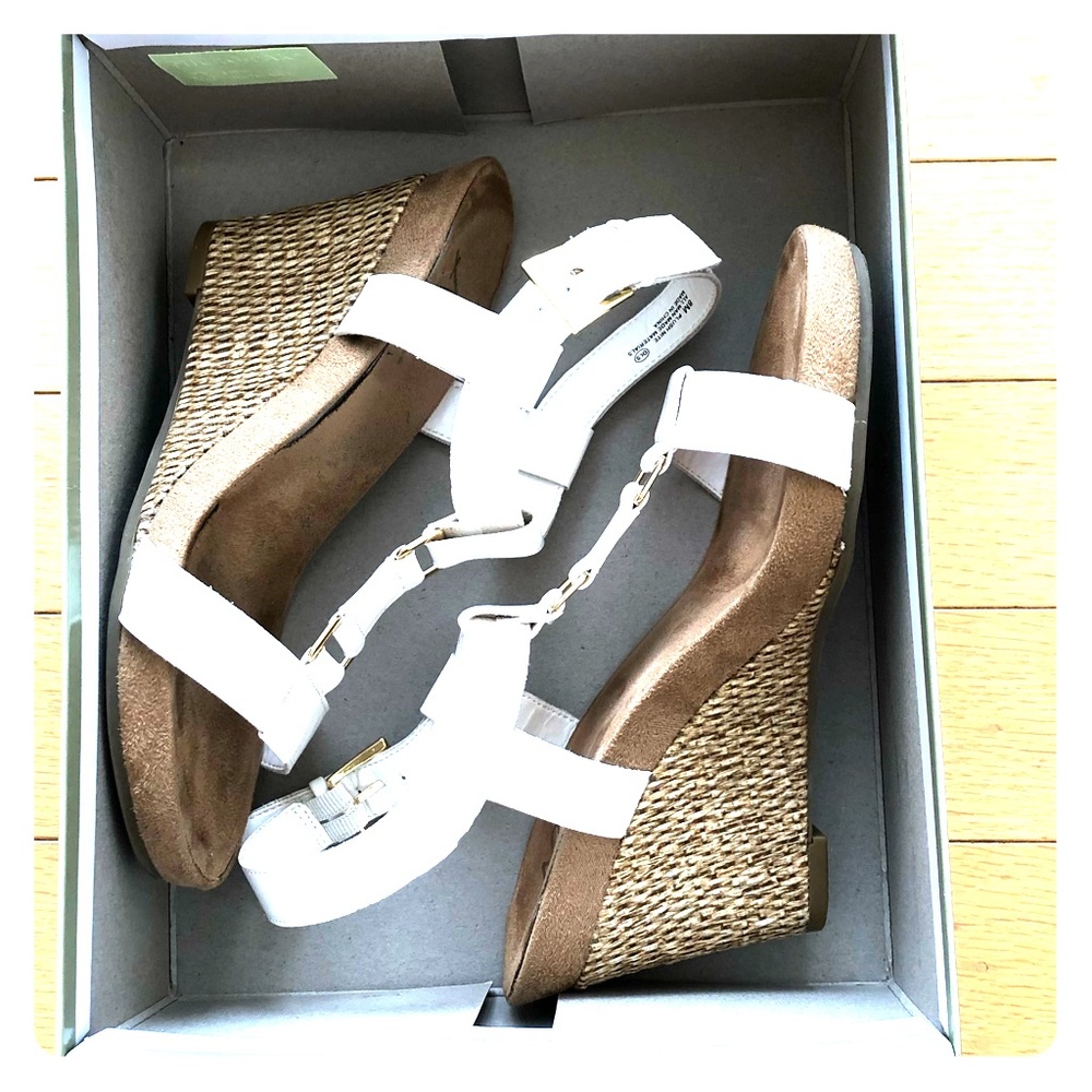 ☁️Aerosoles White Wedge Sandals☁️